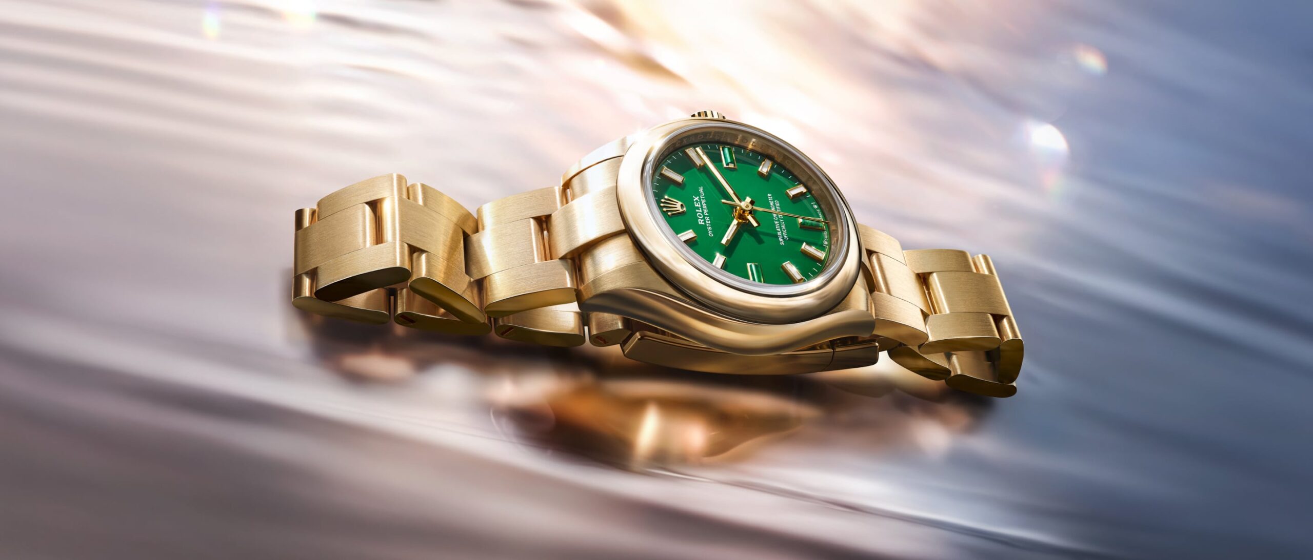 rolex-new-watches-2026-the-oyster-perpetual-28-and-34-m124205-0002-and-m276208-0002-ambiance-landscape[1].jpg
