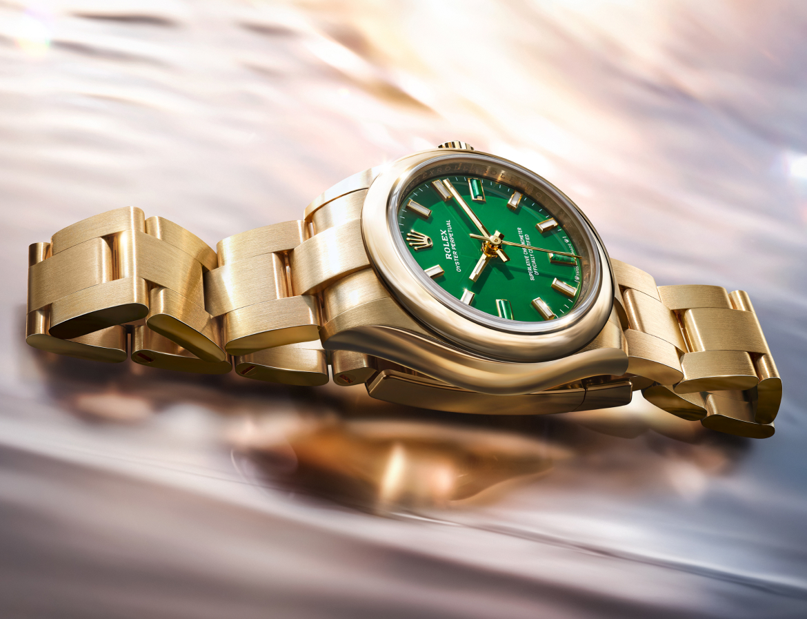 rolex-new-watches-2026-the-oyster-perpetual-28-and-34-m124205-0002-and-m276208-0002-ambiance-portrait.jpg