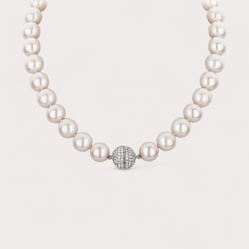 Colar em ouro branco 18k, com perolas South Sea 11-13mm , fecho com 2.5ct em 162 pedras de diamantes.