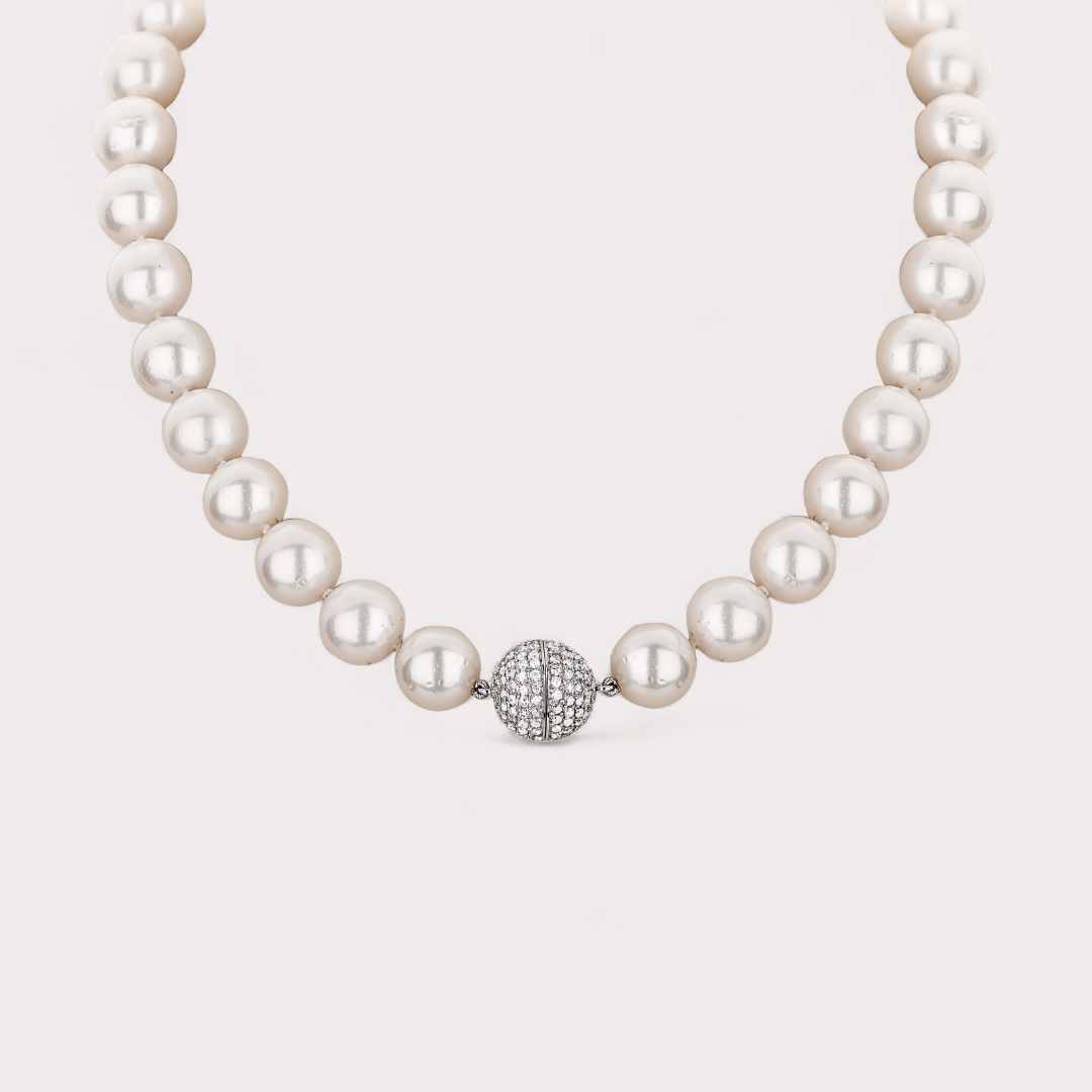 Colar em ouro branco 18k, com perolas South Sea 11-13mm , fecho com 2.5ct em 162 pedras de diamantes.
