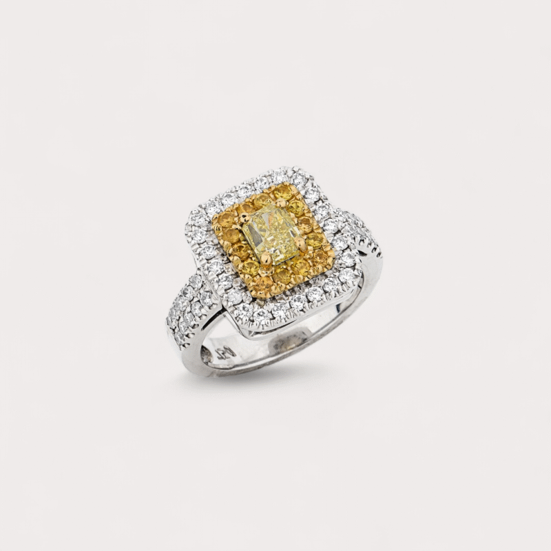 Anel em ouro branco 18k com 0,66ct em 44 diamantes e 1,35ct em 15 diamantes yellow fancy.