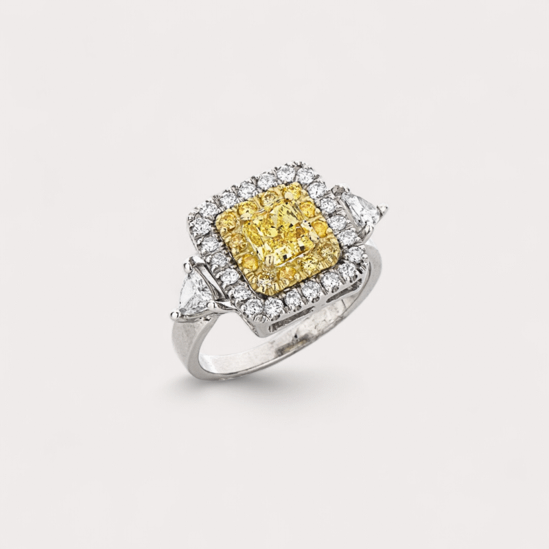Anel em ouro branco 18k com 1,98ct em 24 diamantes e 1,12ct em 13 diamantes yellow fancy.