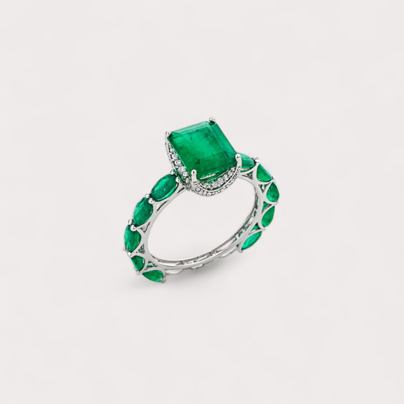 Anel em ouro branco 18k, com 0,30ct em 40 diamantes e 5ct em 11 esmeraldas
