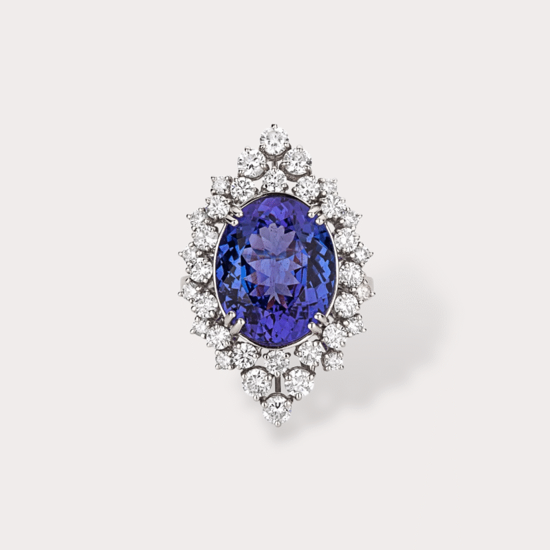 Anel em ouro branco 18k com 2,10ct em 34 diamantes e 10,34ct em 1 tanzanita.