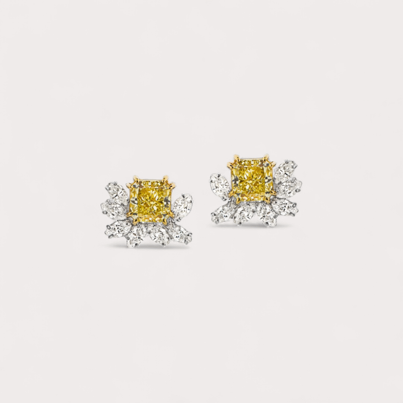Brinco em ouro branco 18k com 0,91ct em 14 diamantes e 2,03ct em 2 diamantes yellow fancy.