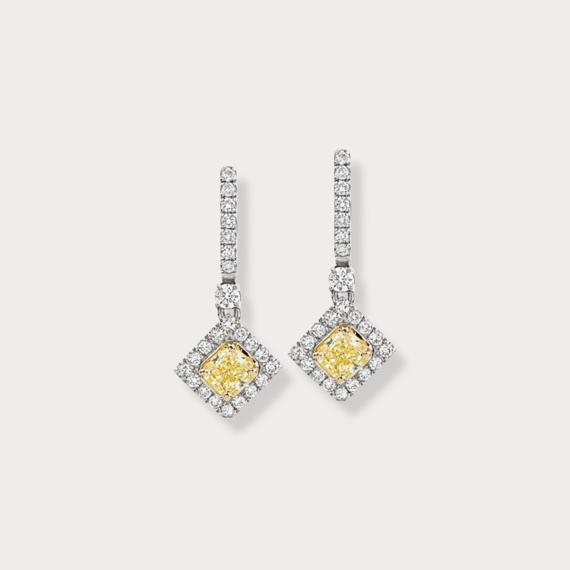 Brinco em ouro branco 18k com 1,02ct em 48 diamantes e 2,02ct em 2 diamantes yellow fancy.