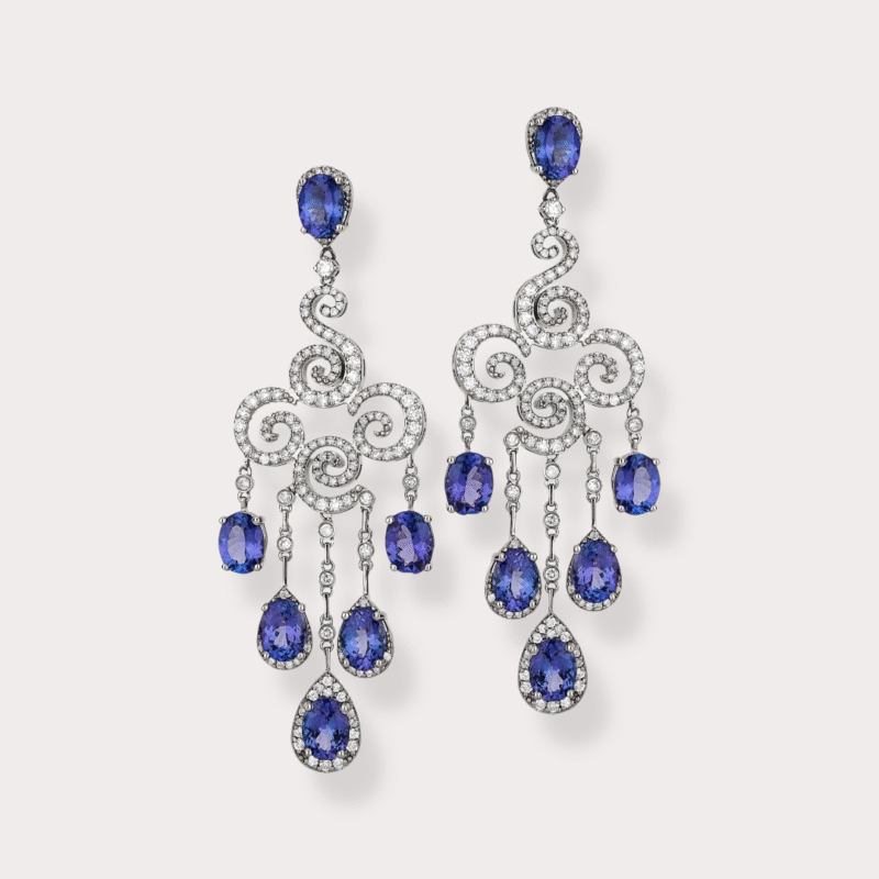 Brinco em ouro branco 18k com 2,61ct em 284 diamantes e 15,65ct em 12 tanzanitas.