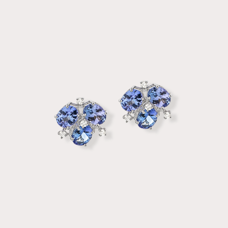 Brinco em ouro branco 18k com 0,12ct em 8 diamantes e 2,41ct em 6 tanzanitas ovais.