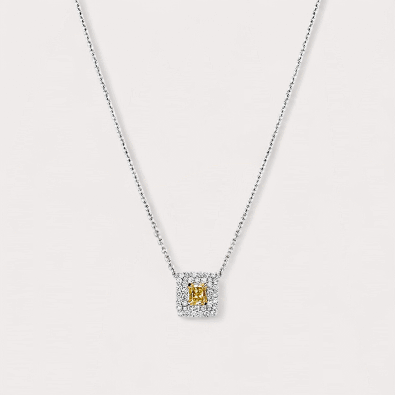 Colar em ouro branco 18k com 0,66ct em 40 diamantes e 0,80ct em 1 diamante yellow fancy.