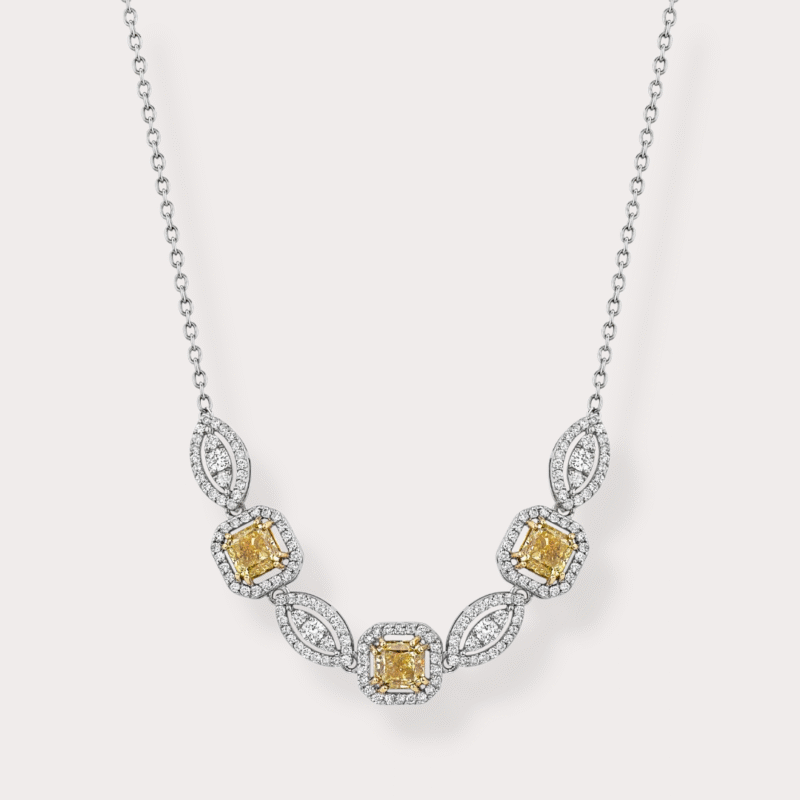 Colar em ouro branco 18k com 1,21ct em 158 diamantes e 3,03ct em 3 diamantes yellow fancy.