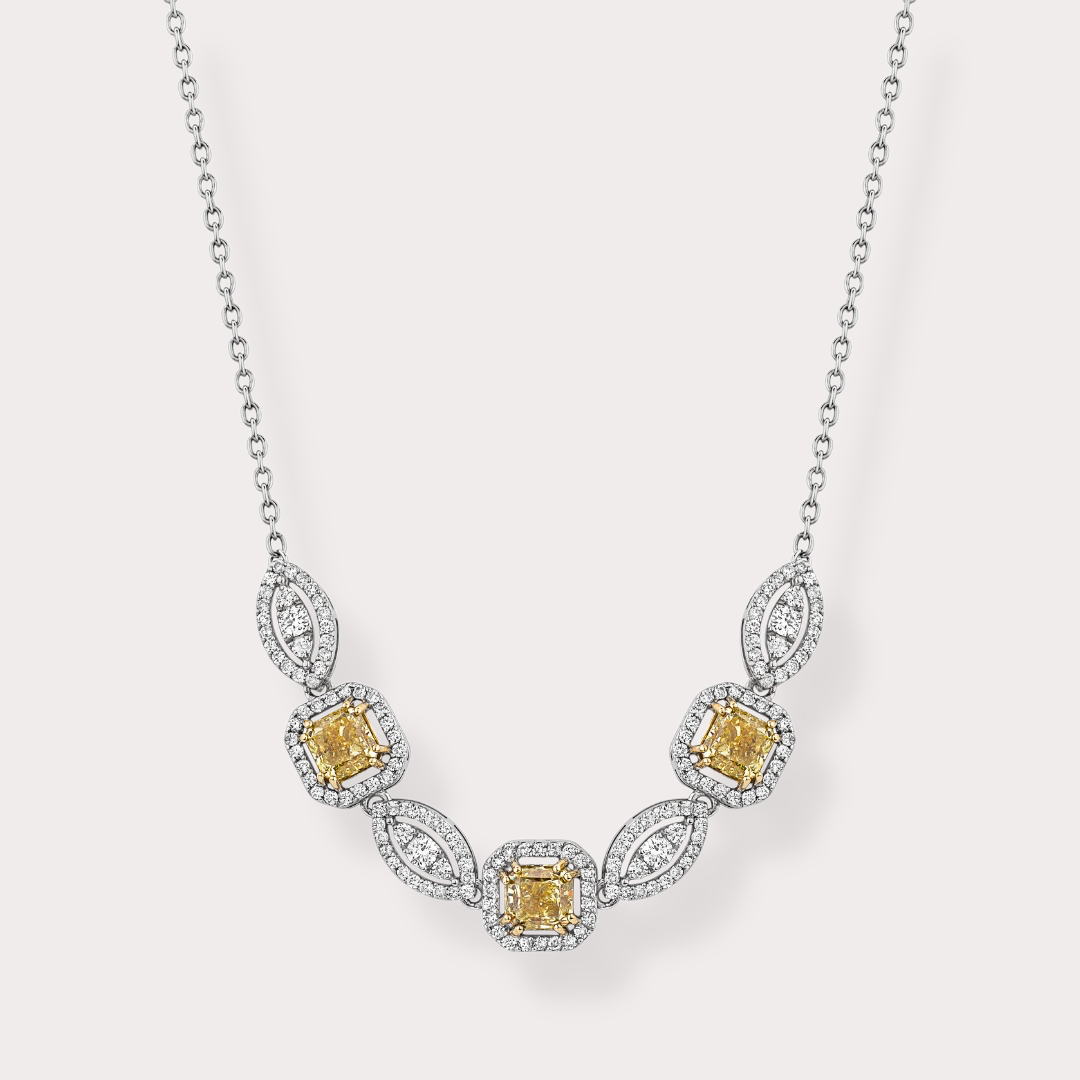 Colar em ouro branco 18k com 1,21ct em 158 diamantes e 3,03ct em 3 diamantes yellow fancy.
